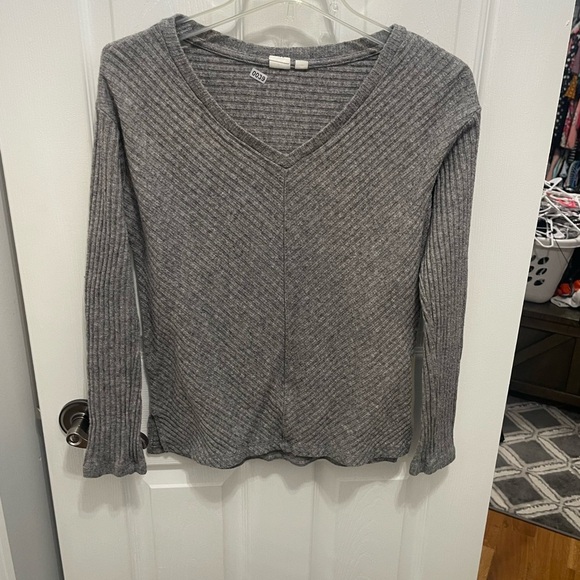 GAP Tops - Gap long sleeve T-shirt, V-neck Pull over gray extra small